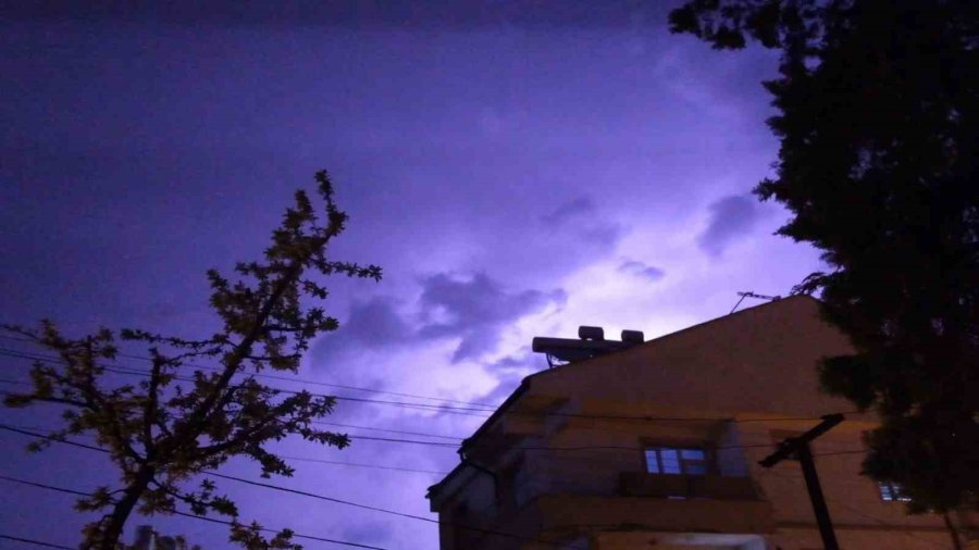 Karaman’da Şimşekler Geceyi Aydınlattı