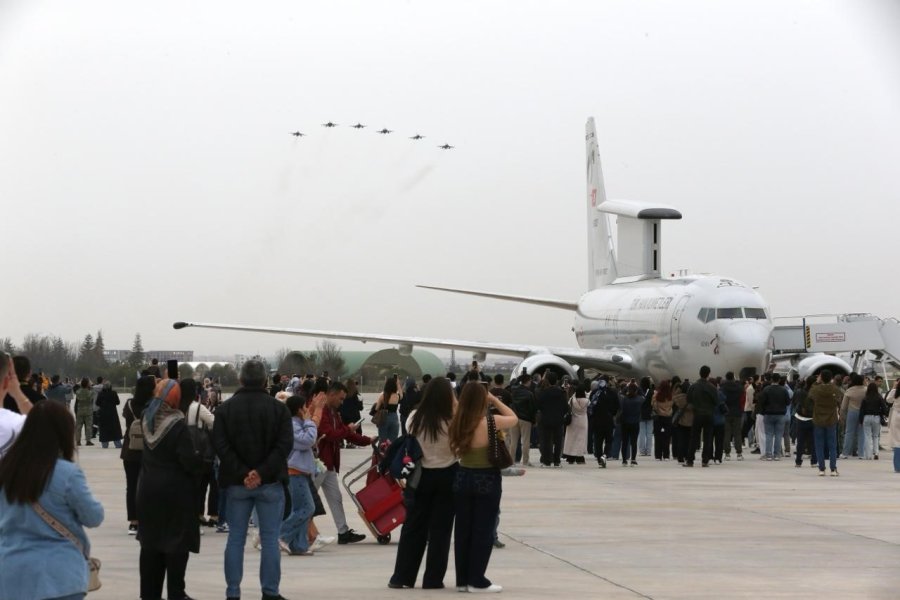 Konya’da Solotürk Ve Türk Yıldızları’ndan Öğrencilere 23 Nisan Gösterisi