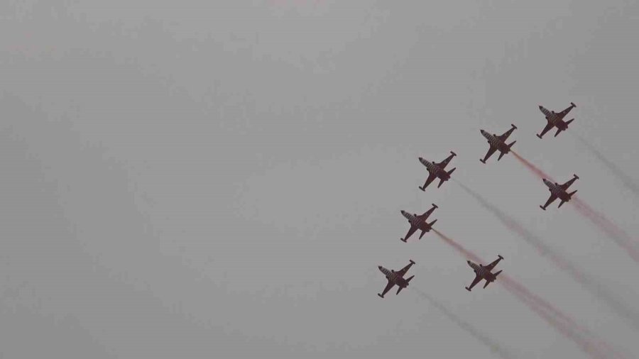 Konya’da Solotürk Ve Türk Yıldızları’ndan Öğrencilere 23 Nisan Gösterisi