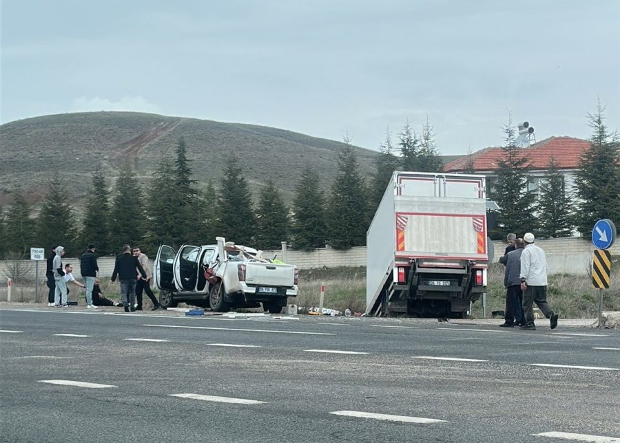 Kulu’da Kamyonet İle Pikap Çarpıştı: 2 Yaralı