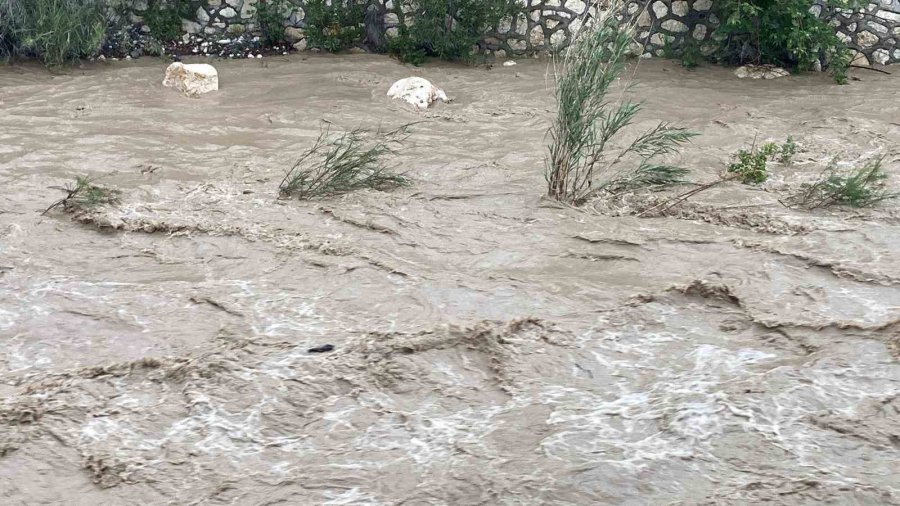 Mersin’de Sağanak Sele Yol Açtı: Yol Çöktü, Seralar Zarar Gördü