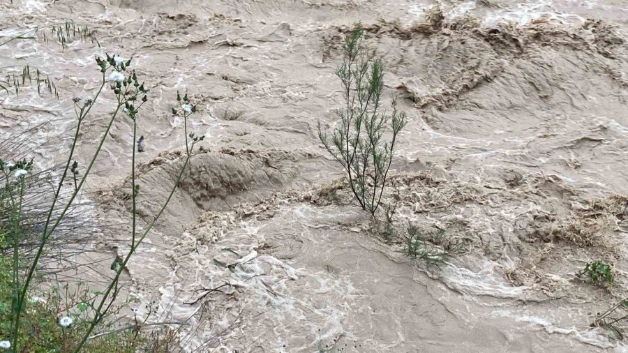 Mersin’de Sağanak Sele Yol Açtı: Yol Çöktü, Seralar Zarar Gördü