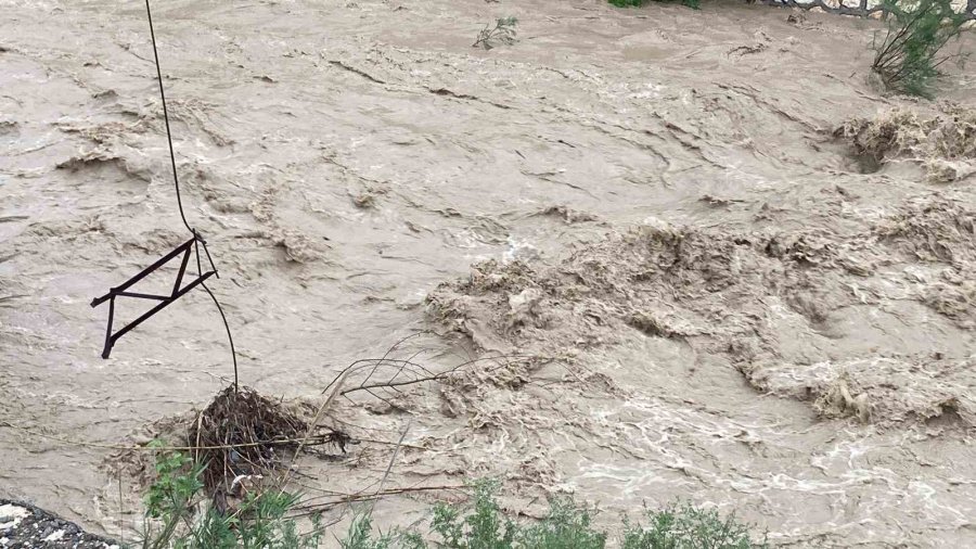 Mersin’de Sağanak Sele Yol Açtı: Yol Çöktü, Seralar Zarar Gördü