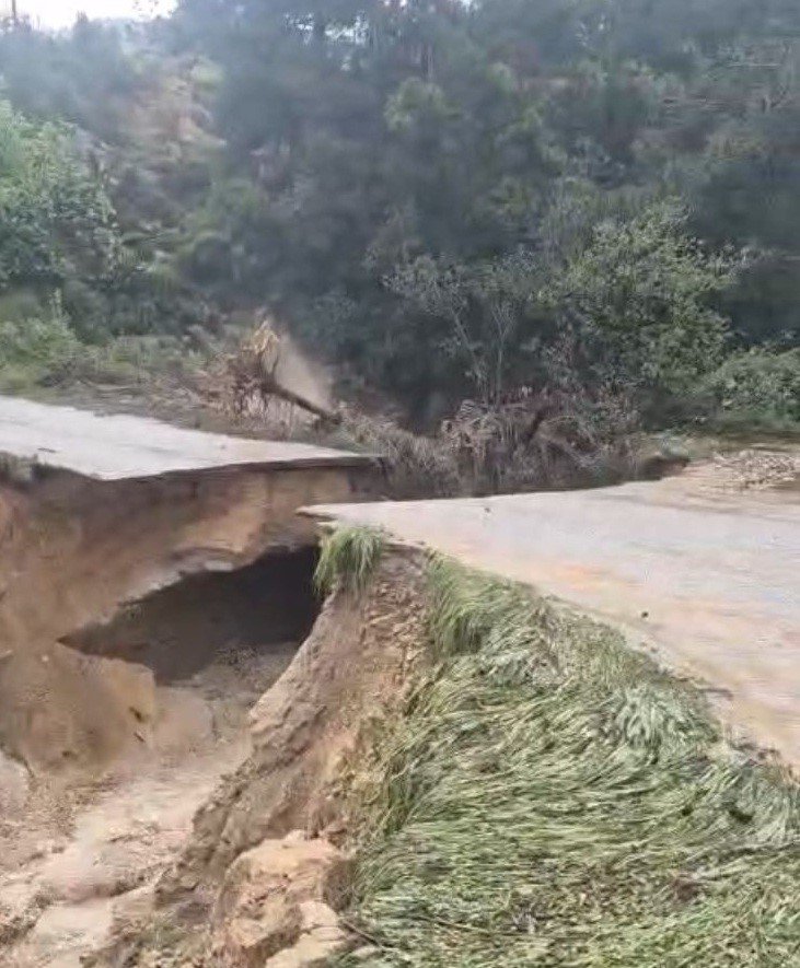 Mersin’de Sağanak Sele Yol Açtı: Yol Çöktü, Seralar Zarar Gördü