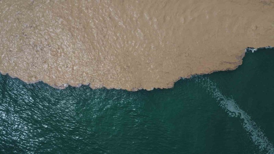 Yaylalardaki Sel Dereleri Coşturdu, Akdeniz’i Kahverengiye Bürüdü