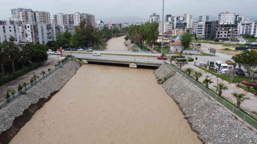 Yaylalardaki Sel Dereleri Coşturdu, Akdeniz’i Kahverengiye Bürüdü