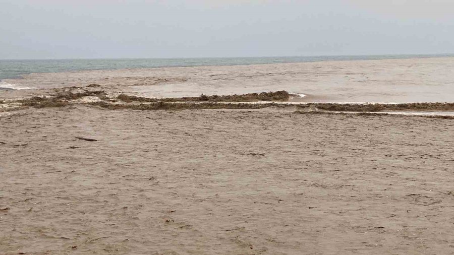 Yaylalardaki Sel Dereleri Coşturdu, Akdeniz’i Kahverengiye Bürüdü