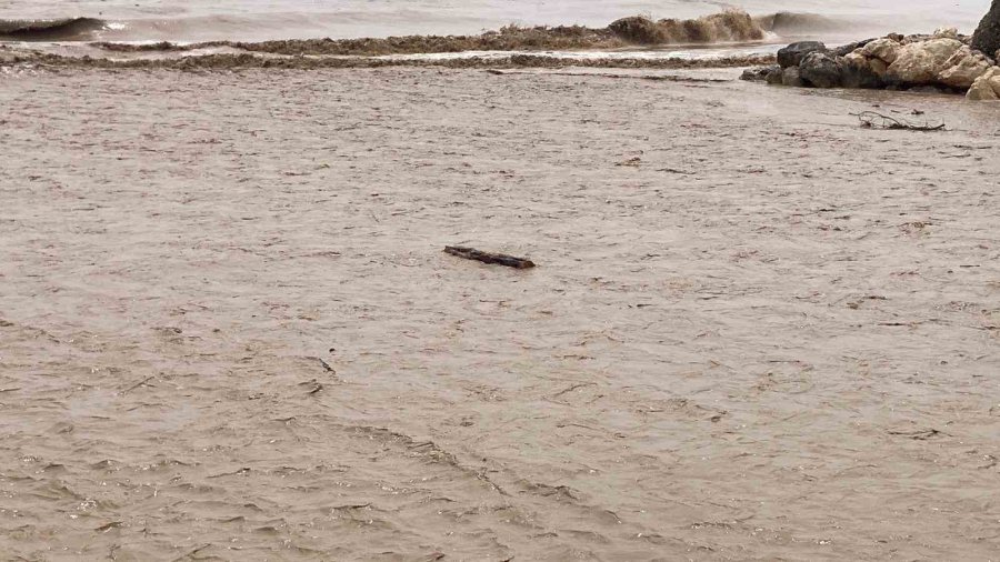 Yaylalardaki Sel Dereleri Coşturdu, Akdeniz’i Kahverengiye Bürüdü