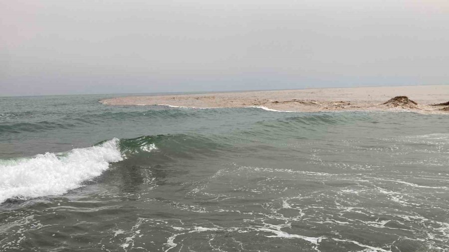 Yaylalardaki Sel Dereleri Coşturdu, Akdeniz’i Kahverengiye Bürüdü