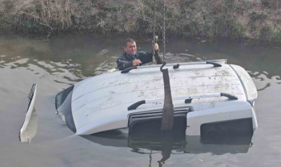 Su Dolu Kanala Gömülmüş Araç Ekipleri Alarma Geçirdi