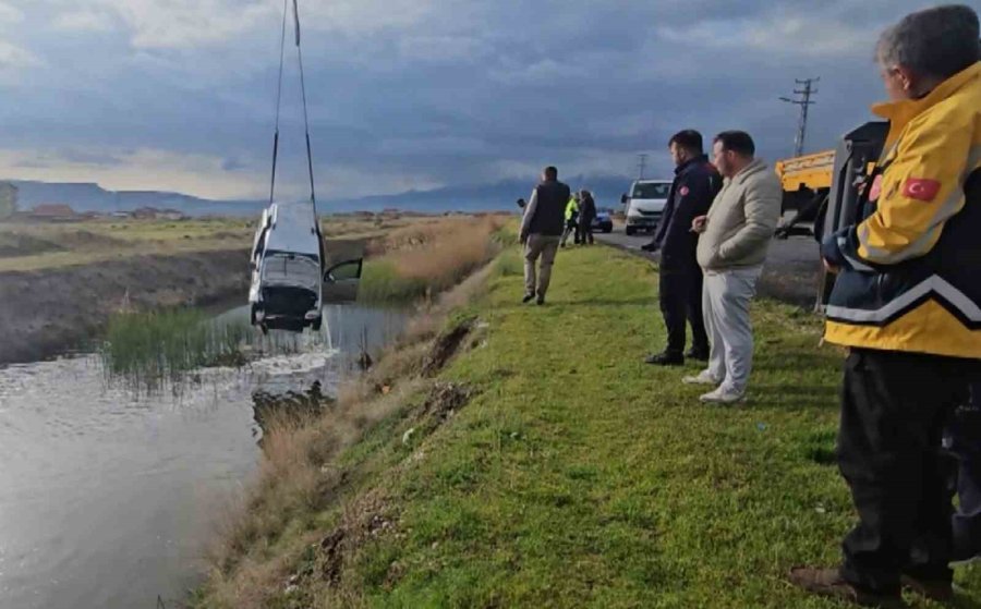 Su Dolu Kanala Gömülmüş Araç Ekipleri Alarma Geçirdi