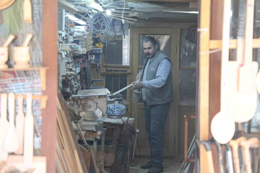 Baba Oğul Plastiğe Karşı Ahşap Ustalığını Yaşatmaya Devam Ediyor