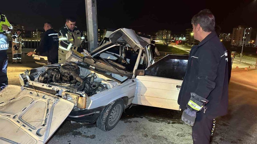 Otomobil Aydınlatma Direğine Çarptı: 1’i Ağır, 2 Yaralı