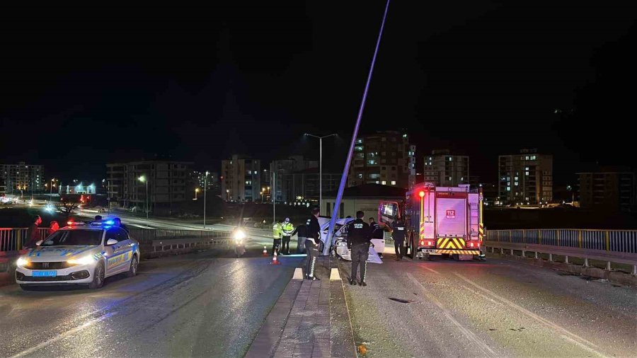Otomobil Aydınlatma Direğine Çarptı: 1’i Ağır, 2 Yaralı
