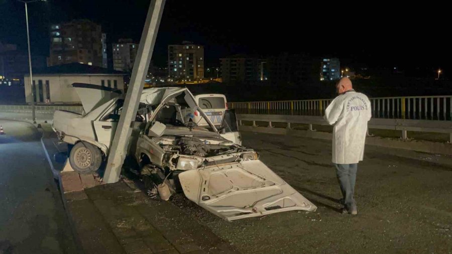 Otomobil Aydınlatma Direğine Çarptı: 1’i Ağır, 2 Yaralı