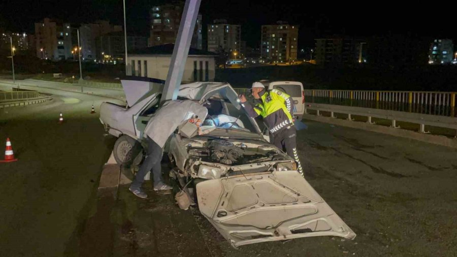 Otomobil Aydınlatma Direğine Çarptı: 1’i Ağır, 2 Yaralı