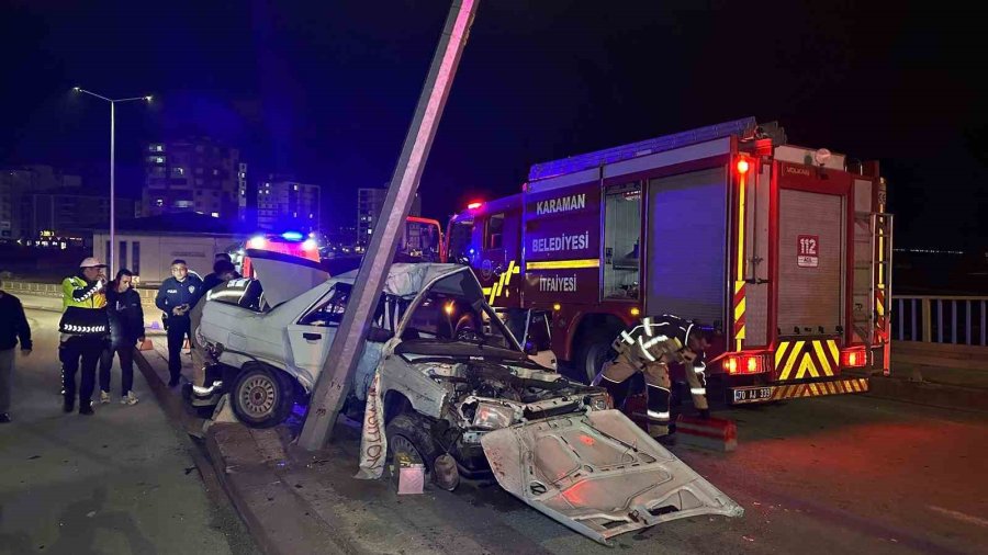 Otomobil Aydınlatma Direğine Çarptı: 1’i Ağır, 2 Yaralı