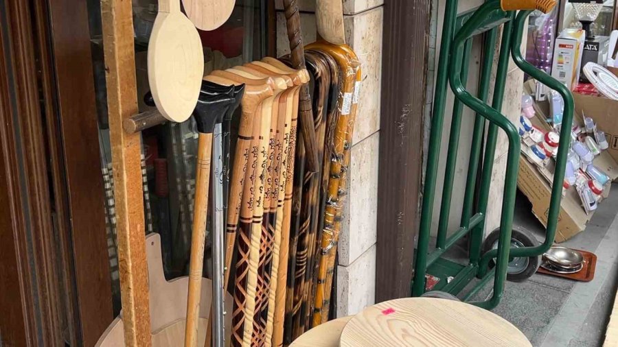 Baba Oğul Plastiğe Karşı Ahşap Ustalığını Yaşatmaya Devam Ediyor