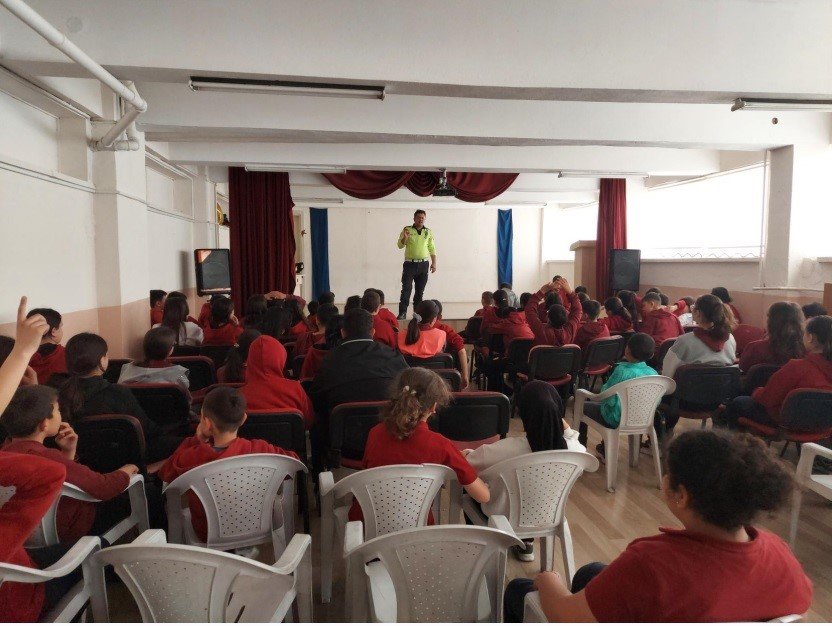 2 Bin 316 Öğrenciye Polisten Bilinçlendirme Eğitimi