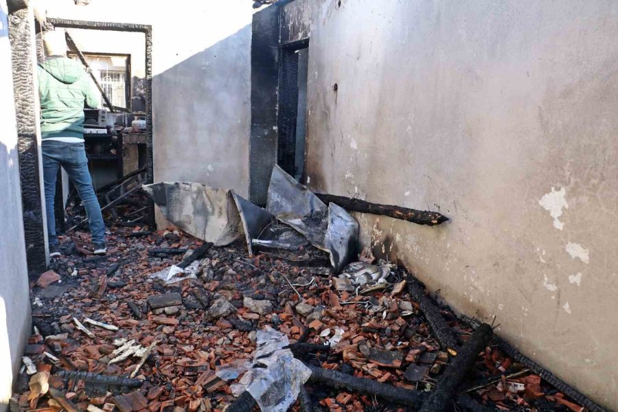 Antalya’da 2 Kişinin Ölümüne Neden Yangında Perdelerin Tutuşturulduğu İddiası