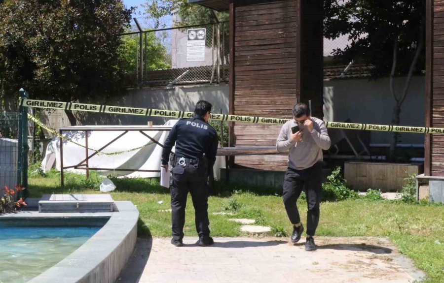 Kötü Kokudan Şüphelenerek Baktıkları Reklam Panosundan Tanınmayacak Halde Ceset Çıktı