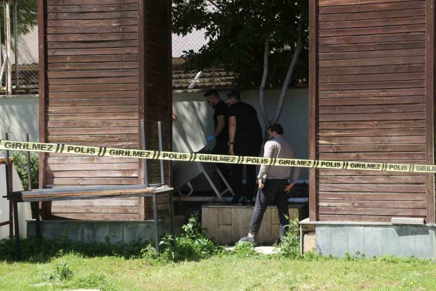 Kötü Kokudan Şüphelenerek Baktıkları Reklam Panosundan Tanınmayacak Halde Ceset Çıktı