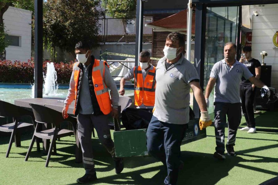 Kötü Kokudan Şüphelenerek Baktıkları Reklam Panosundan Tanınmayacak Halde Ceset Çıktı