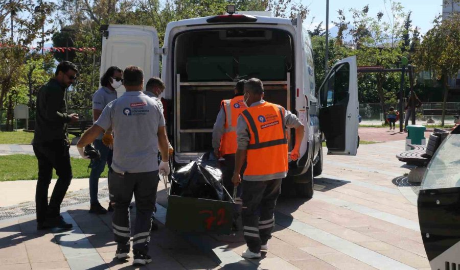 Kötü Kokudan Şüphelenerek Baktıkları Reklam Panosundan Tanınmayacak Halde Ceset Çıktı