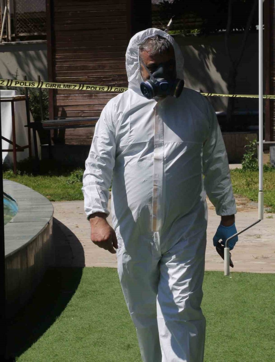 Kötü Kokudan Şüphelenerek Baktıkları Reklam Panosundan Tanınmayacak Halde Ceset Çıktı