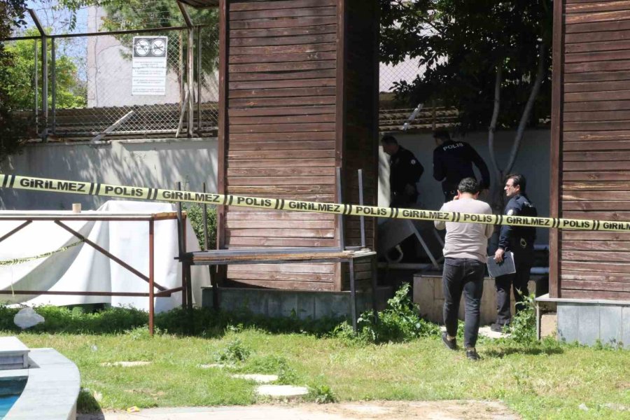 Kötü Kokudan Şüphelenerek Baktıkları Reklam Panosundan Tanınmayacak Halde Ceset Çıktı