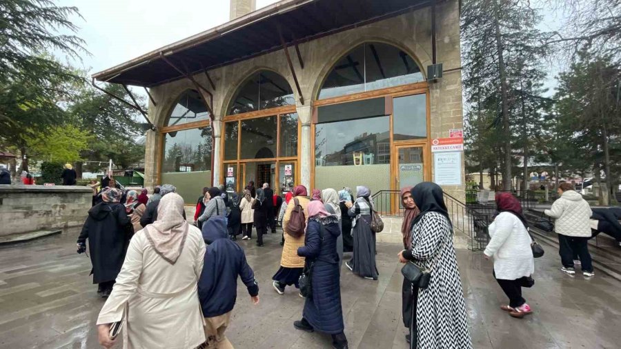 Karaman’a Gelen Turistler Şehrin Tarihi Yerlerini Gezdi