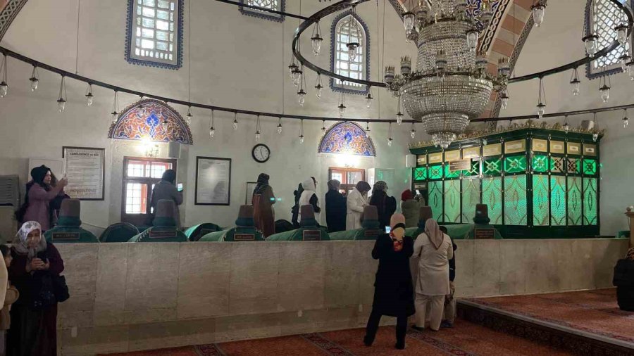 Karaman’a Gelen Turistler Şehrin Tarihi Yerlerini Gezdi