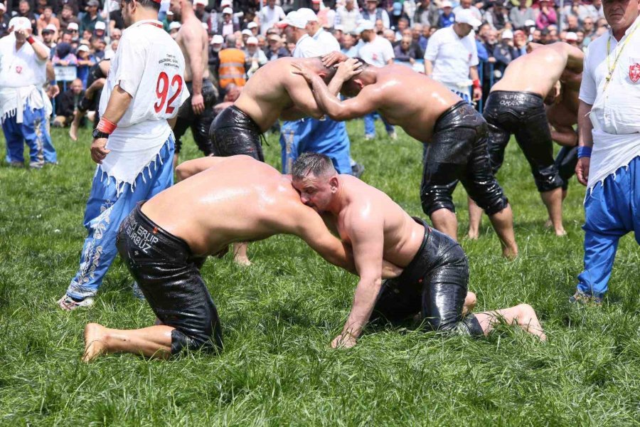 Kepez’de 12 Yıl Sonra Er Meydanı Kuruldu: 984 Pehlivan Kıyasıya Mücadele Etti