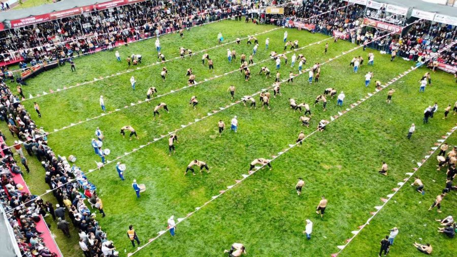 Kepez’de 12 Yıl Sonra Er Meydanı Kuruldu: 984 Pehlivan Kıyasıya Mücadele Etti