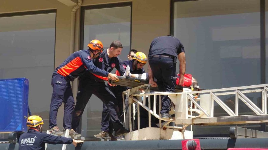 Antalya’da 4. Kattan Tente Üzerine Düşen Genç Adam İçin Seferber Oldular