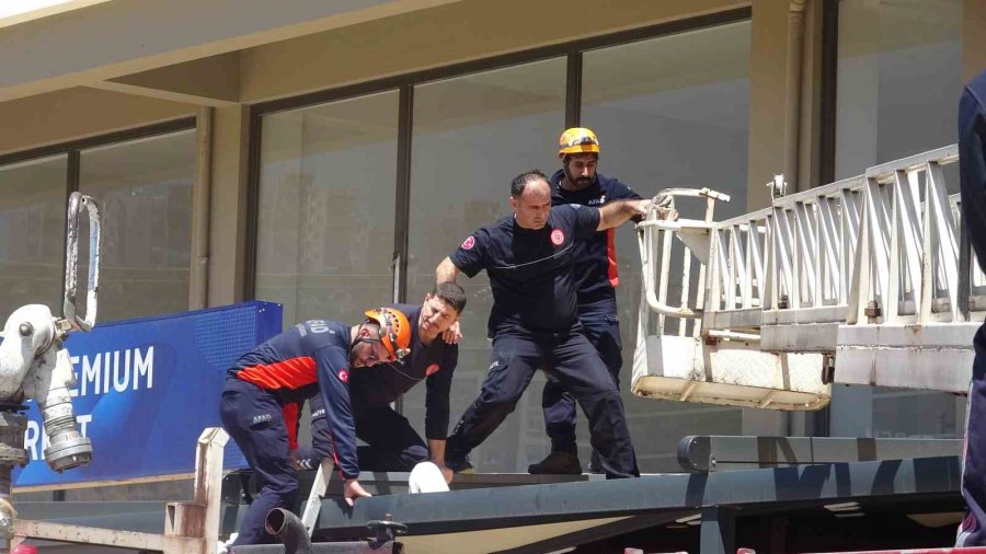 Antalya’da 4. Kattan Tente Üzerine Düşen Genç Adam İçin Seferber Oldular