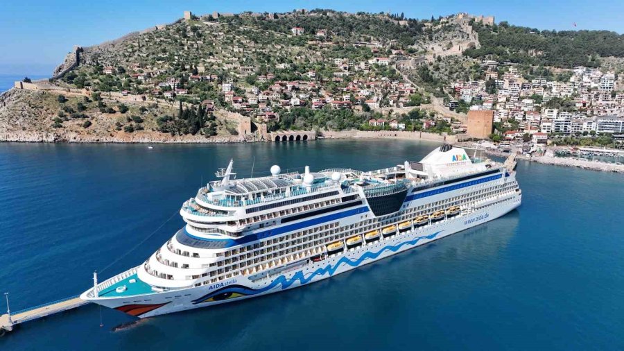 Alanya’ya Lüks Kruvaziyer İle 2 Bin Turist Geldi