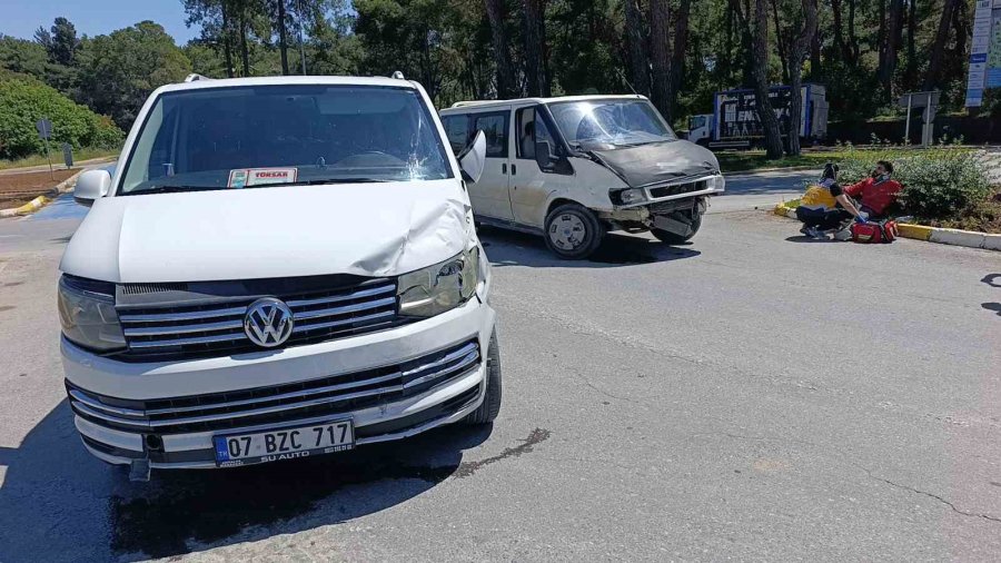 Minibüslerin Çarpıştığı Kazada Sürücüler Yaralandı
