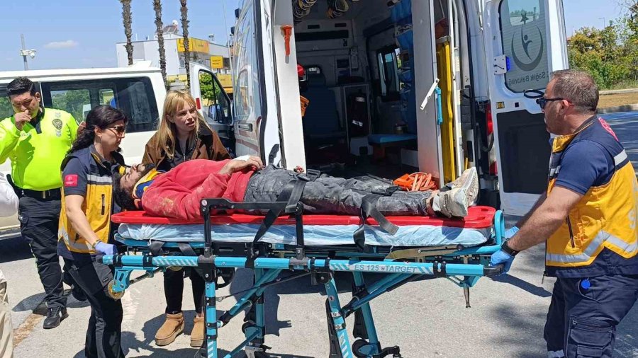 Minibüslerin Çarpıştığı Kazada Sürücüler Yaralandı