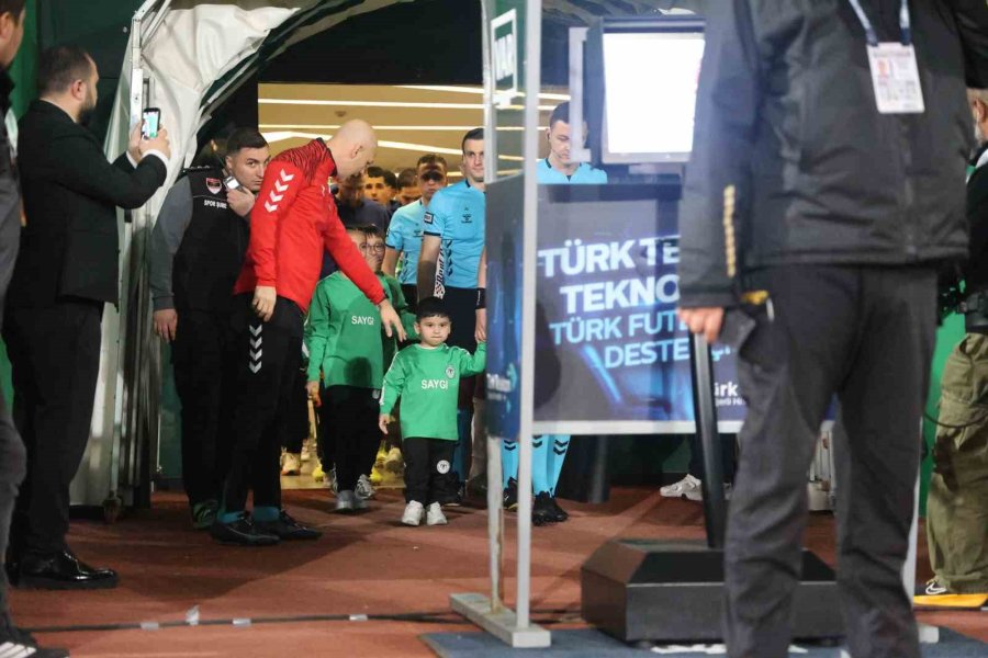 Dmd Kas Hastası Minik Mehmet İçin Konyaspor-fenerbahçe Maçının Seremonisinde Farkındalık Oluşturuldu