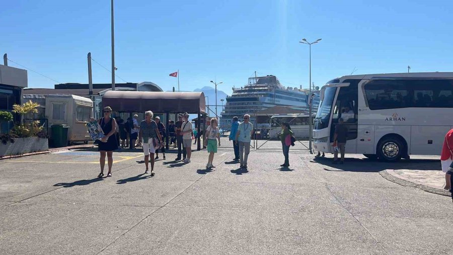 Alanya’ya Lüks Kruvaziyer İle 2 Bin Turist Geldi