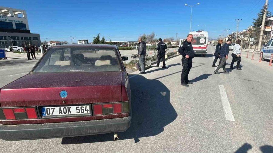 Otomobille Çarpışan Motosiklet Karşı Şeride Sürüklendi: 1 Yaralı