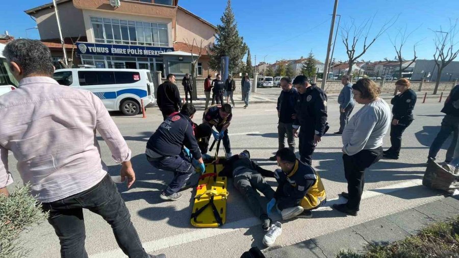 Otomobille Çarpışan Motosiklet Karşı Şeride Sürüklendi: 1 Yaralı