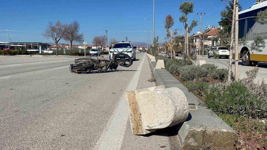 Otomobille Çarpışan Motosiklet Karşı Şeride Sürüklendi: 1 Yaralı