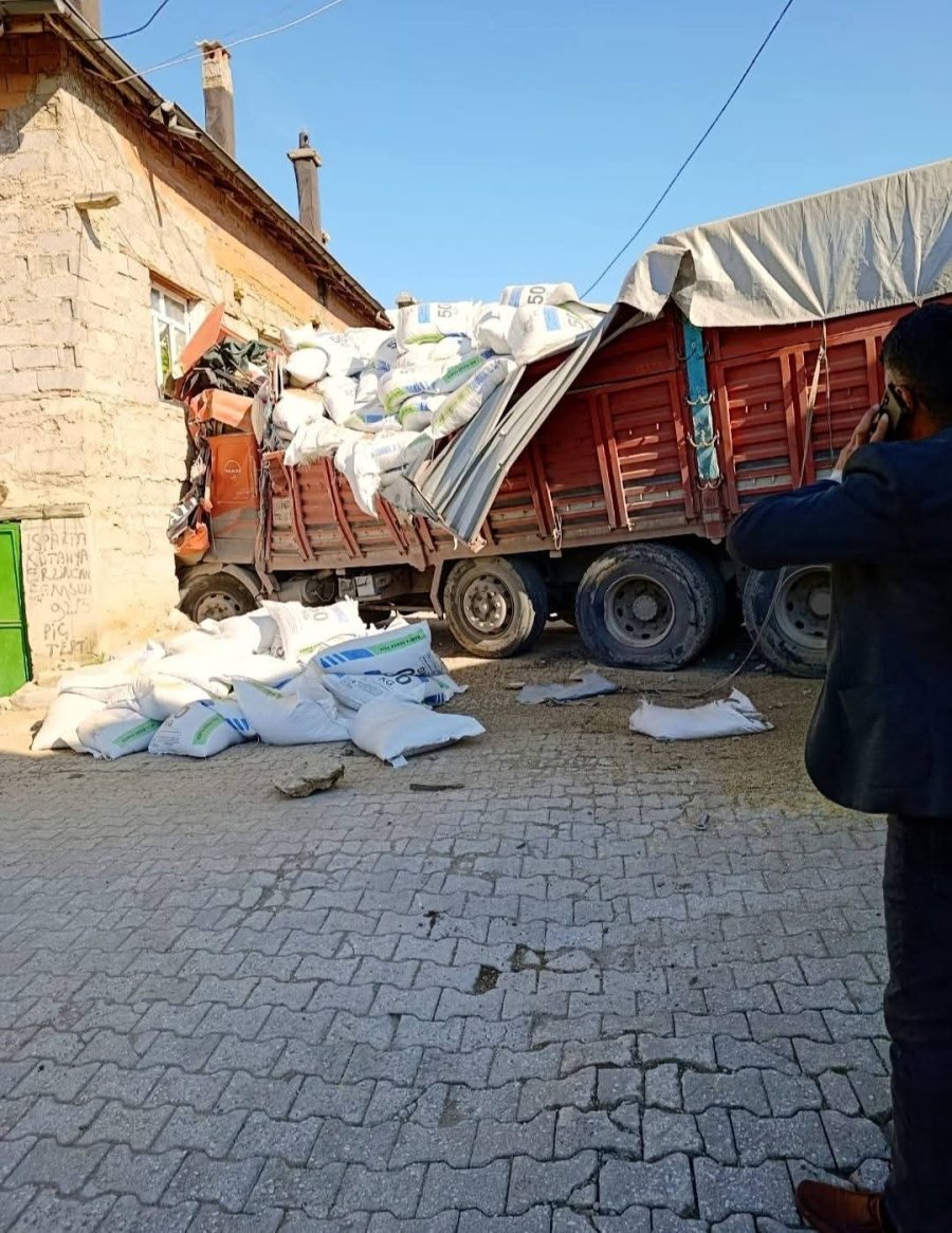 Duvara Çarpan Kamyonun Sürücüsü Hava Ambulansıyla Hastaneye Yetiştirildi