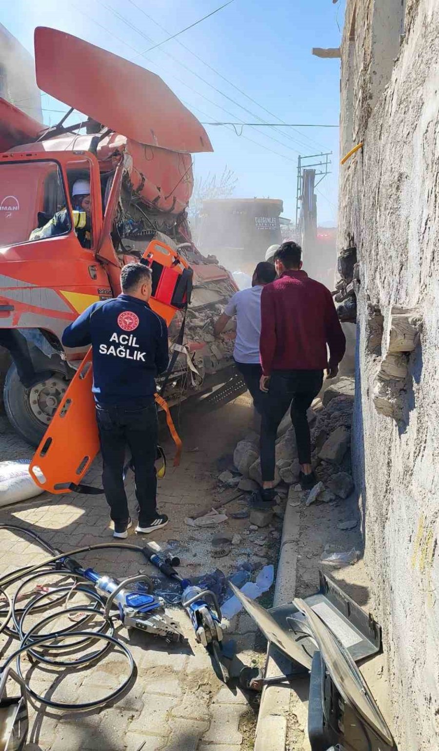 Duvara Çarpan Kamyonun Sürücüsü Hava Ambulansıyla Hastaneye Yetiştirildi