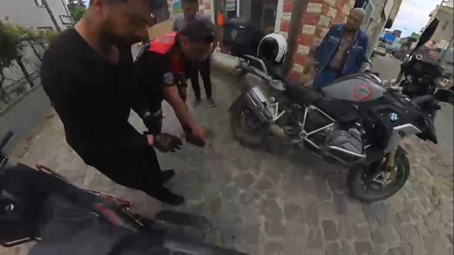 Boğazına Şeker Kaçan Motorcuyu, Polis Heimlich Manevrasıyla Kurtardı