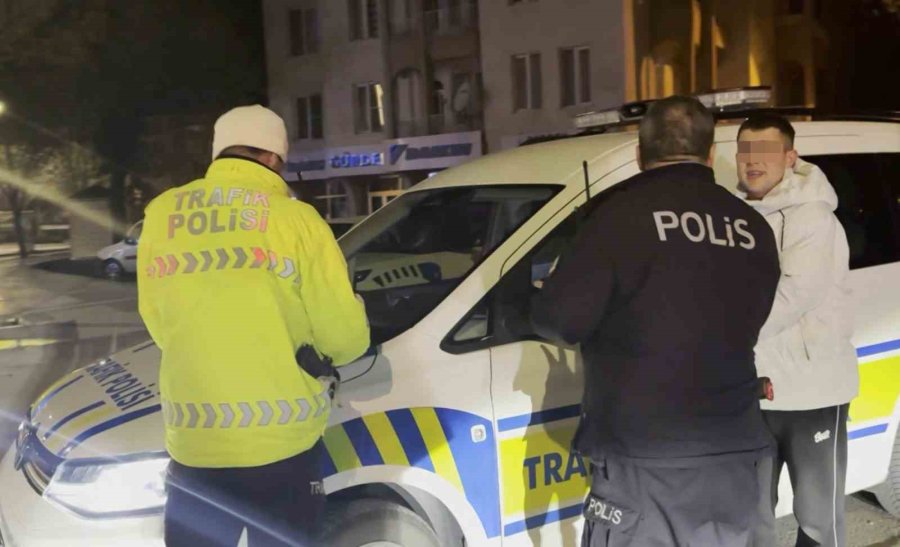 ‘dur’ İhtarına Uymayıp Polisten Kaçtı, Yakalanınca "hiç Mi İnsafınız Yok" Deyip Ağladı