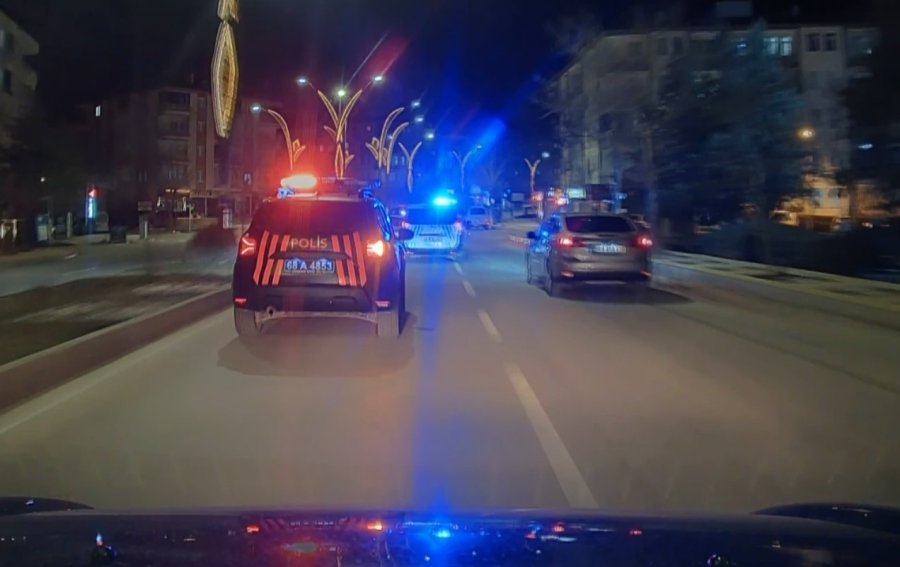 ‘dur’ İhtarına Uymayıp Polisten Kaçtı, Yakalanınca "hiç Mi İnsafınız Yok" Deyip Ağladı