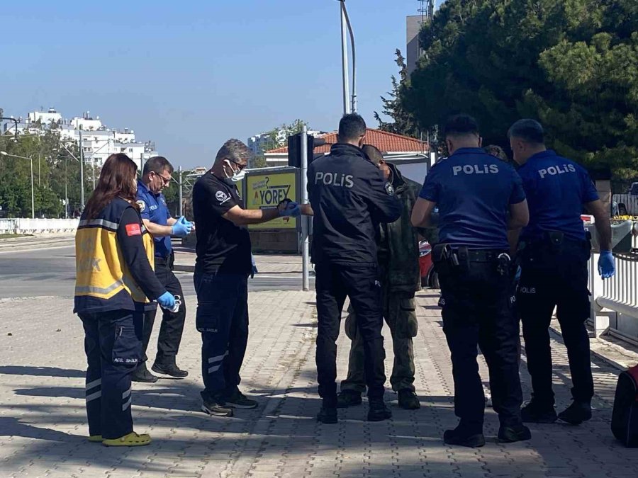 Antalya’da Alt Geçit Demirlerine Çıkan Genci Polis İkna Edip İndirdi